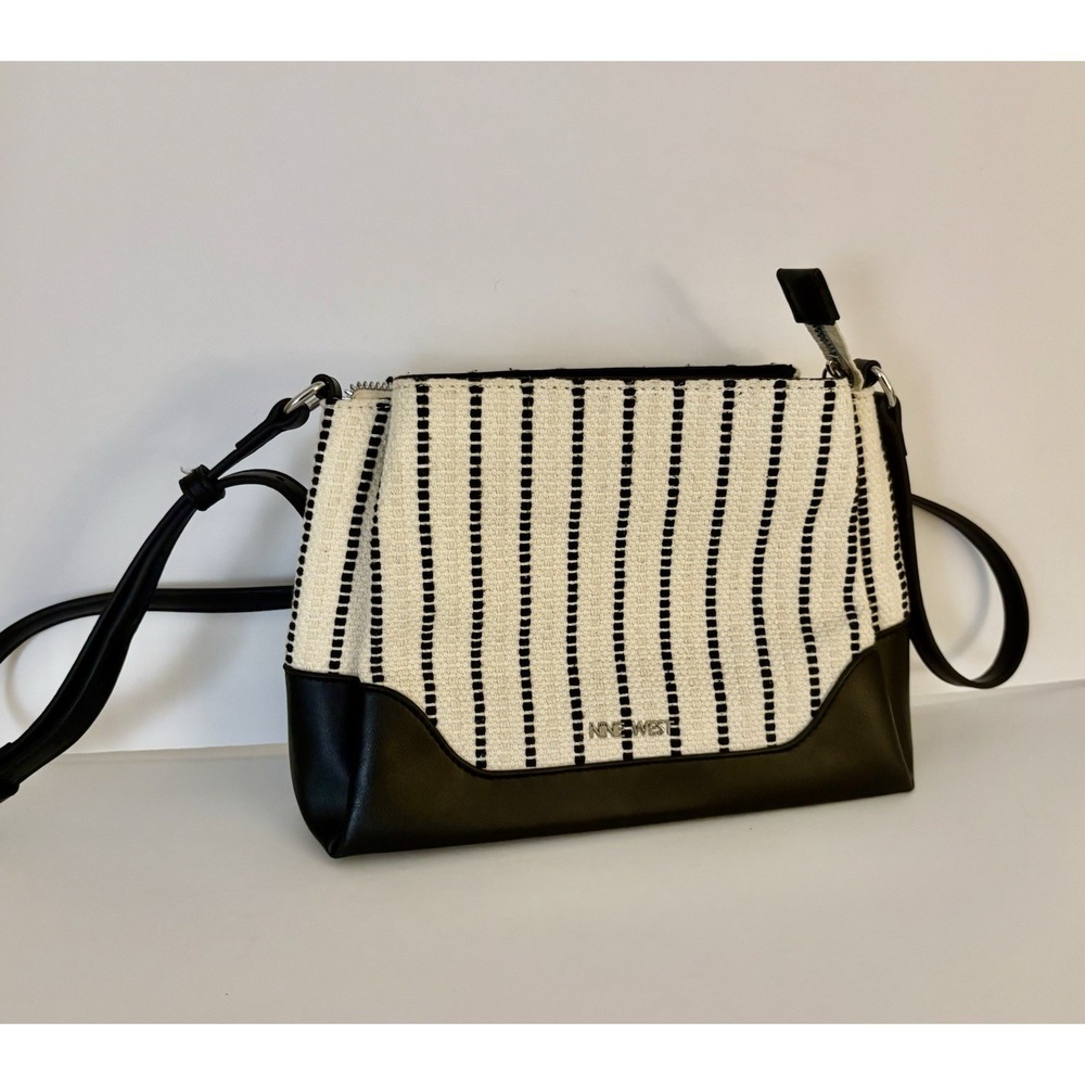 Nine West Crossbody Purse Black Beige  Adjustable Strap Zip & Snap Pockets EUC